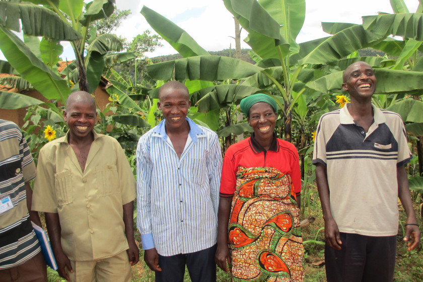 4 jeunes agriculteur·ices dans un champs de bananiers