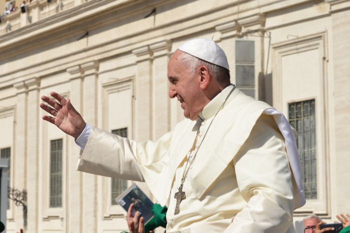 Le Pape François sur un balcon, un geste de salutation