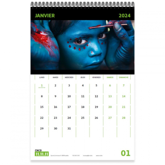 Couverture d'un calendrier vertical avec une photo d'un enfant qui se fait maquiller en bleu par des mains bleu
