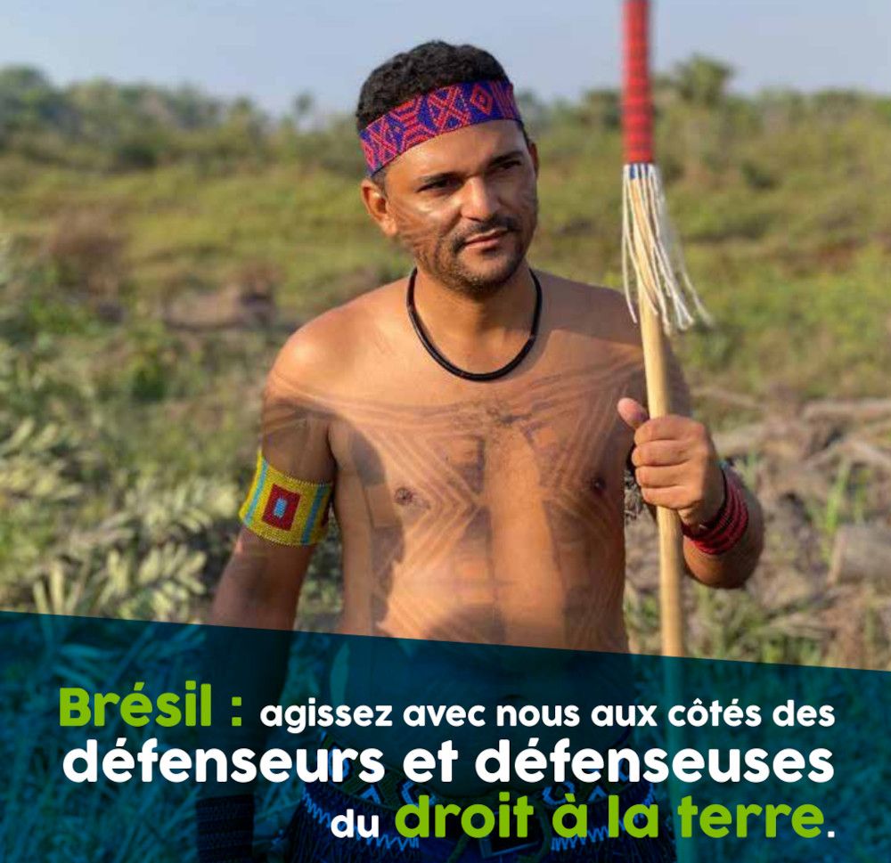 Un jeune brésilien en tenu traditionnel d'indigènes