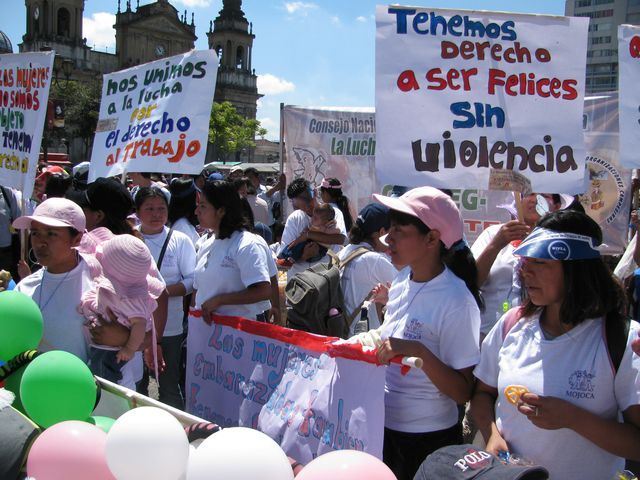 les manifestantes au guatemala, tenant des pancartes en espagnole