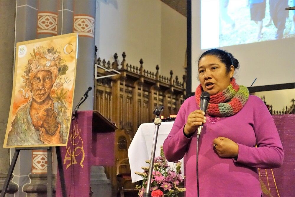 Dans une église : Maria Moreira Da Silva parle dans un microphone