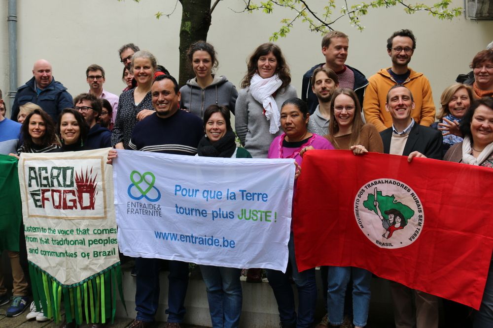photo de groupe, le premier rang tien des drapeaux d'Entraide et Fraternité, Agro et Fogo et du Mouvement des Paysans Ruraux Sans Terres