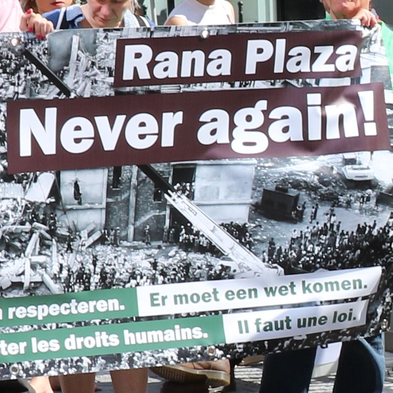 Extrait d'une banderôle de manifestation : Rana Plaza, Never again!