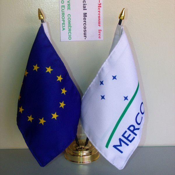 deux drapeaux : Union européenne et Mercosur