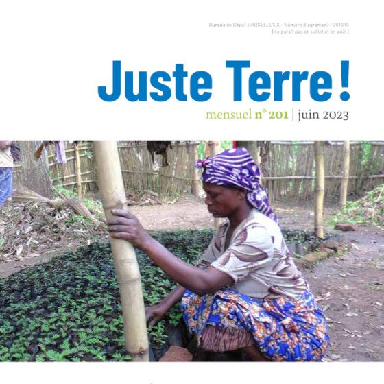 Extrait de la couverture : titre Juste Terre ! et la photo d'une paysanne africaine devant des jeunes plantations