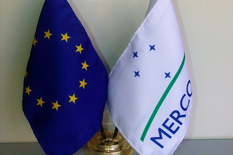 deux drapeaux : Union européenne et Mercosur