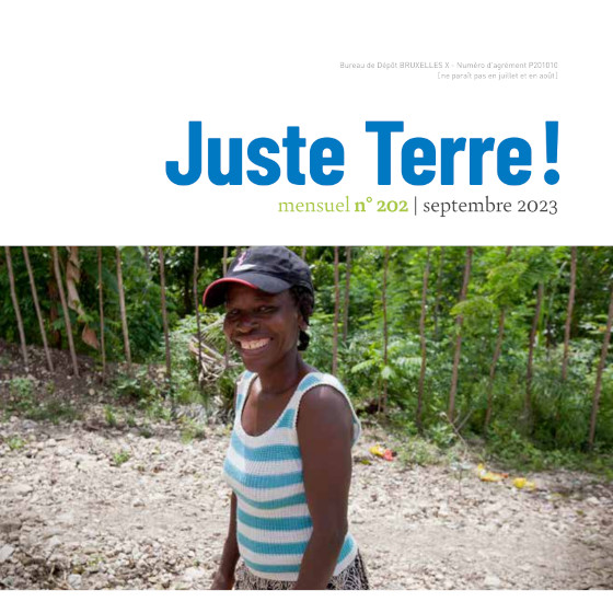 Extrait de couverture : Juste Terre ! 202 + photo d'une jeune femme devant des plantations