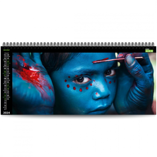 Couverture d'un calendrier panoramique avec une photo d'un enfant qui se fait maquiller en bleu par des mains bleu
