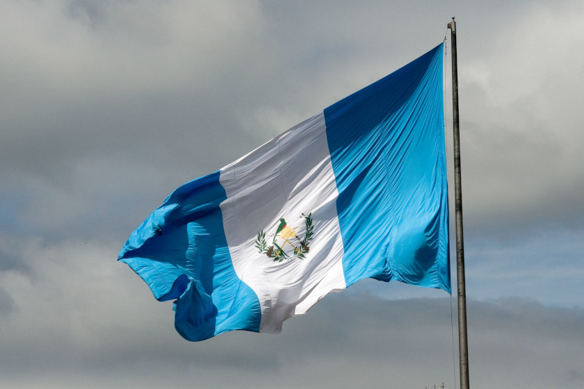 drapeau de Guatemala agité par le vend sous un ciel gris