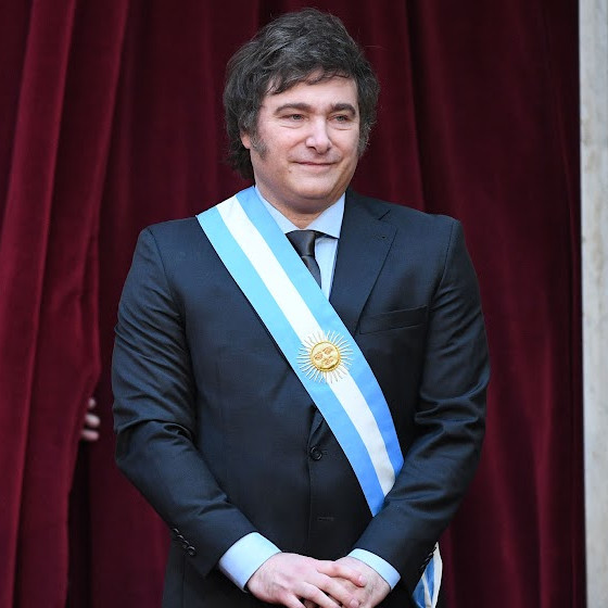 Javier Milei avec la banderole aux couleurs de l'Argentine
