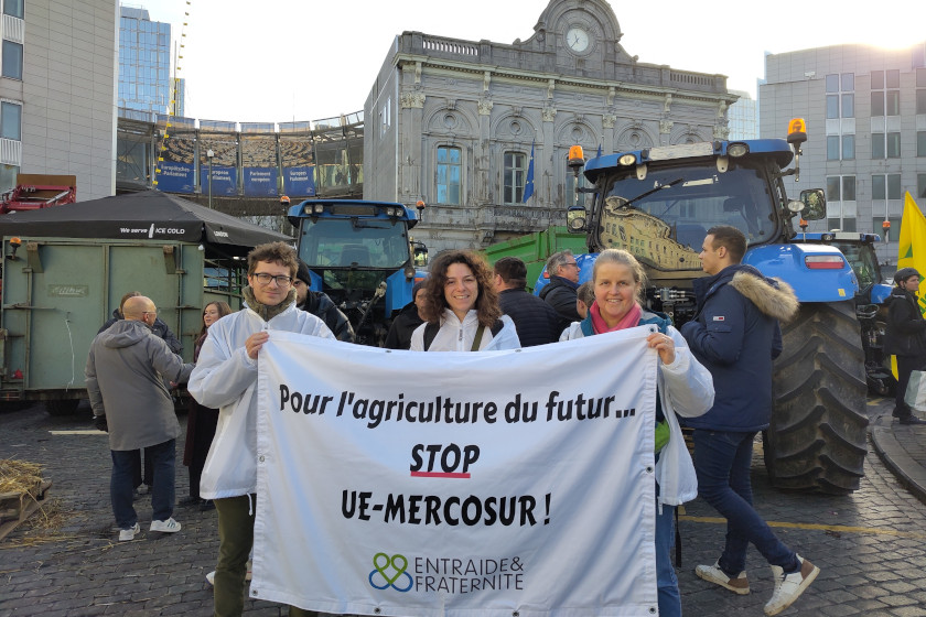 3 personnes avec une banderole : Pour l'agriculture du futur ... STOP UE-MERCOSUR - Entraide et Fraternité