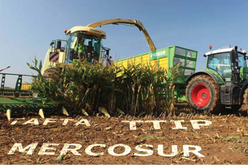 Un tracteur sur un champs, sur le sol des lettres forment : TAFTA, TTIP, MERCOSUR