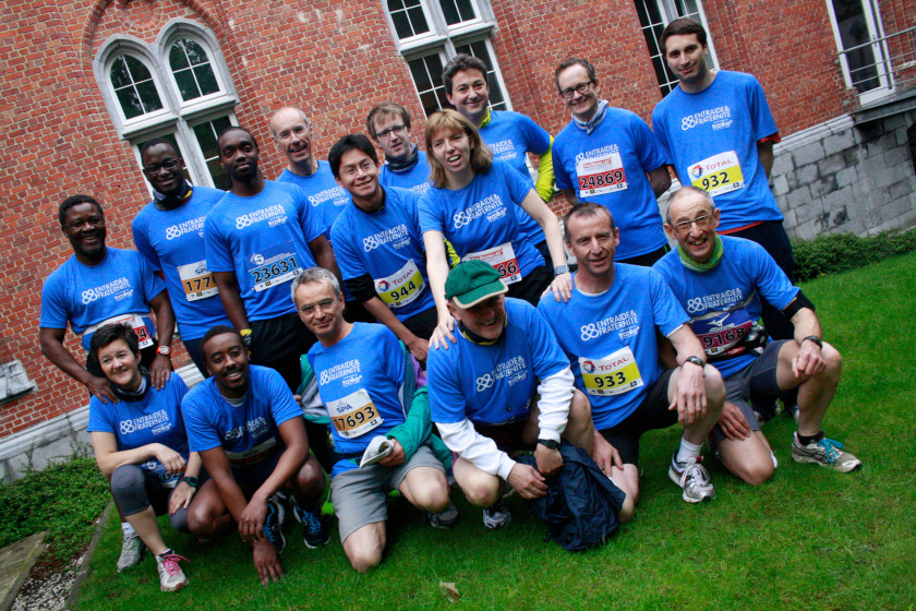 Photo de groupe de personnes en tenue sportive, avec des t-shirts au couleurs d'Entraide et Fraternité