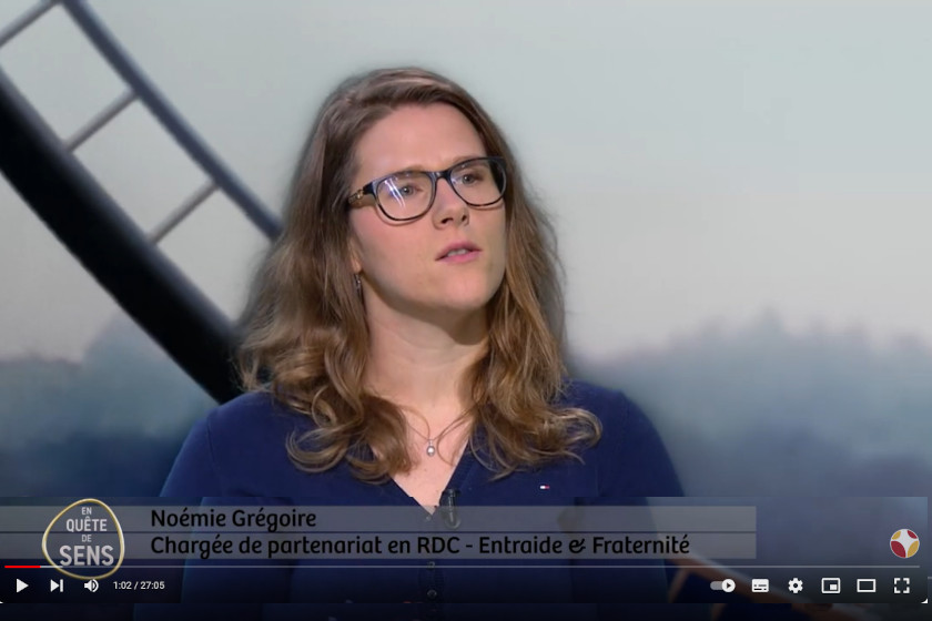 Capture d'écran avec un portrait d'une femme, Texte affiché : Noémie Grégoire, chargée de partenariat en RDC - Entraide et Fraternité