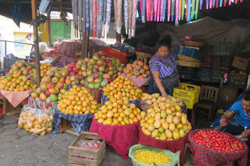 Un stand de marché avec des paniers de fruits.
