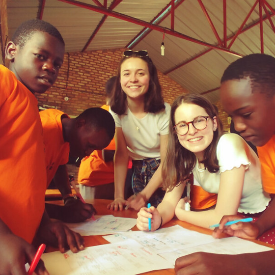 des écoliers africains et européens autour d'une table penchés sur des notes communs