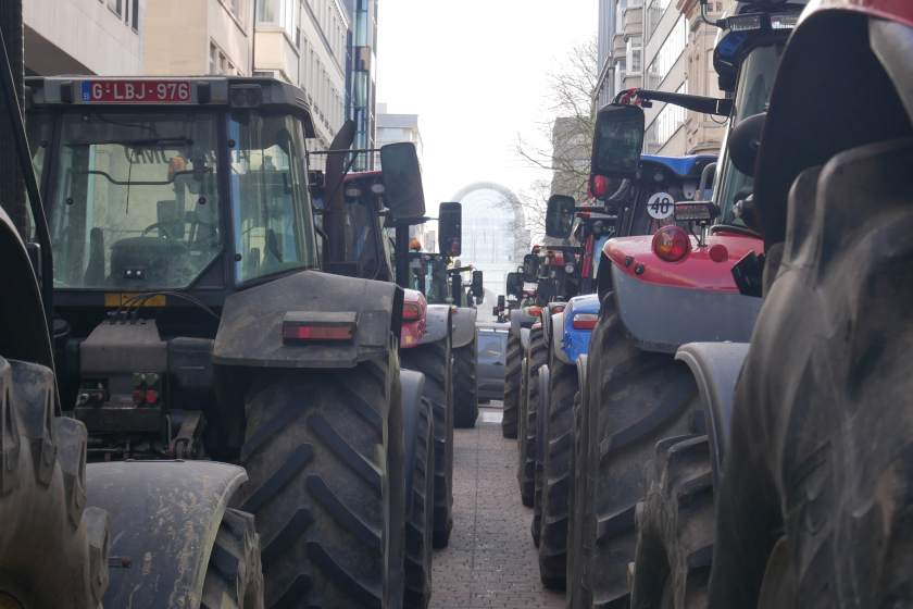 des tracteurs alignés devant le parlement européen