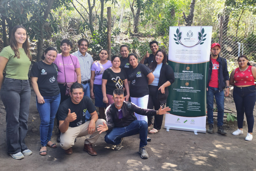 photo de groupe d'une 15aine de personnes