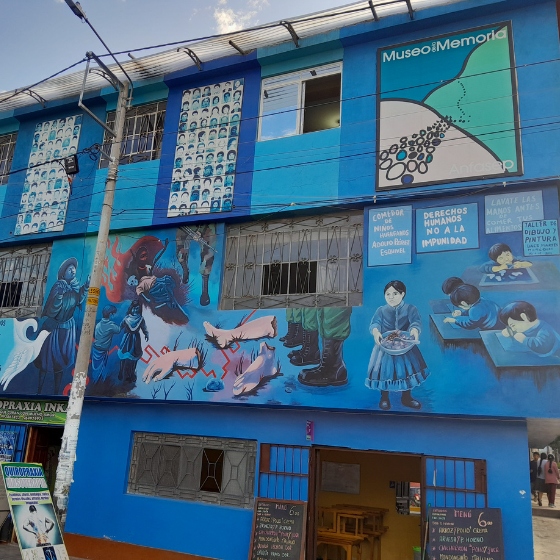 Un bâtiment bleu au Pérou avec plein de beau dessins