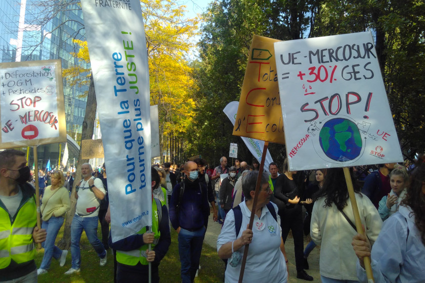Des manifestants avec des pancartes : Stop UE-Mercosur ; +30% GES ; Déforestation - OGM - Pesticides
