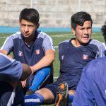 Deux jeunes en tenu de football