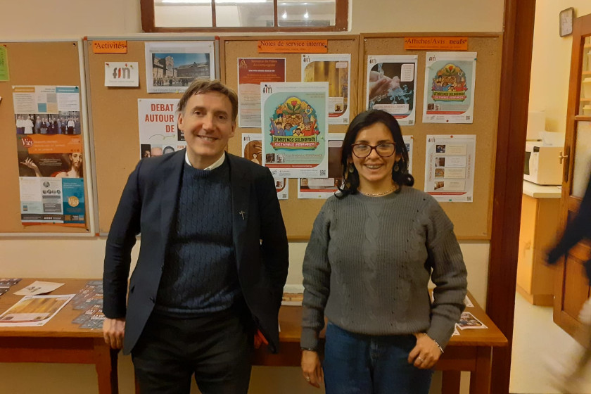 deux personnes face caméra