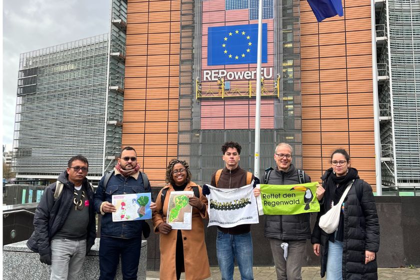 Six personne tenant divers illustration devant la commission européenne à Bruxelles.