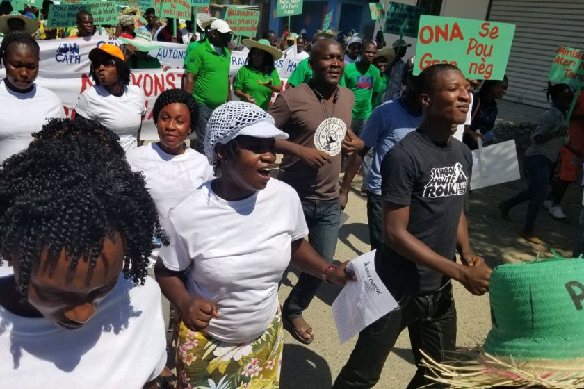 Un groupe d'haïtiens entrain de manifester