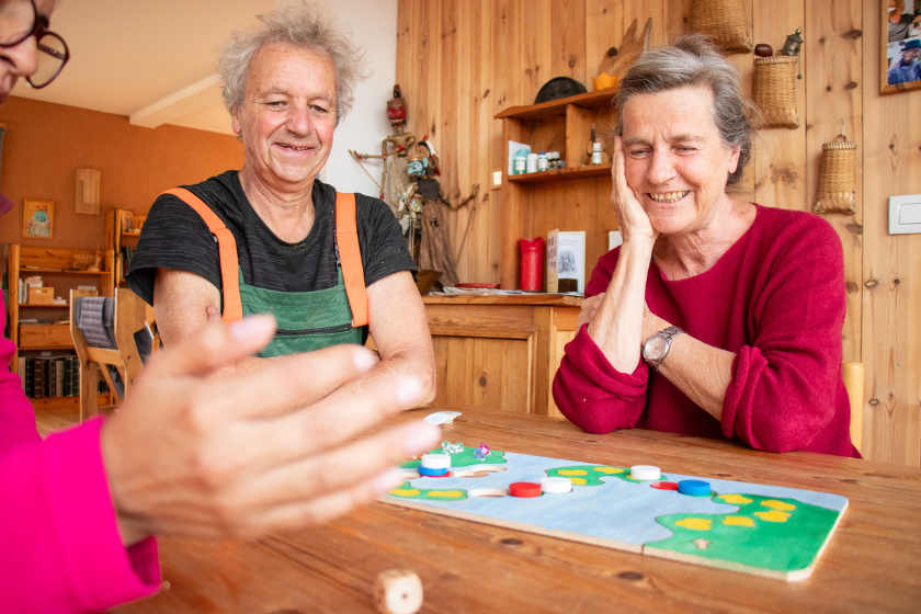 Groupe de personnes jouant à un jeu de société