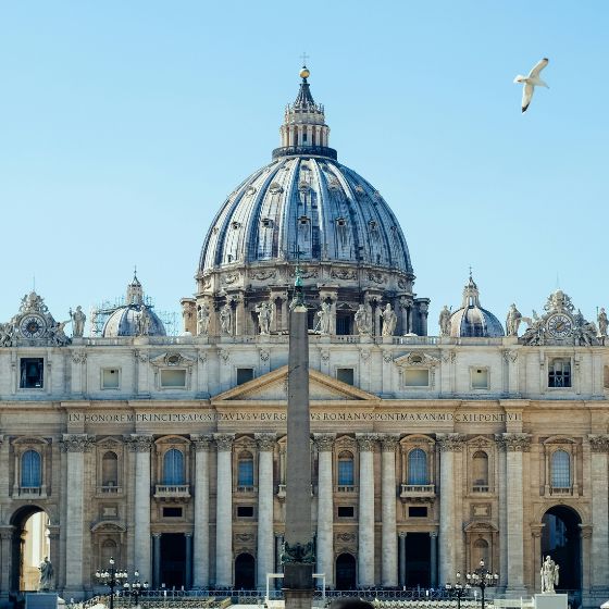 La basilique Saint Pierre du Vatican vu de face avec un beau ciel bleu