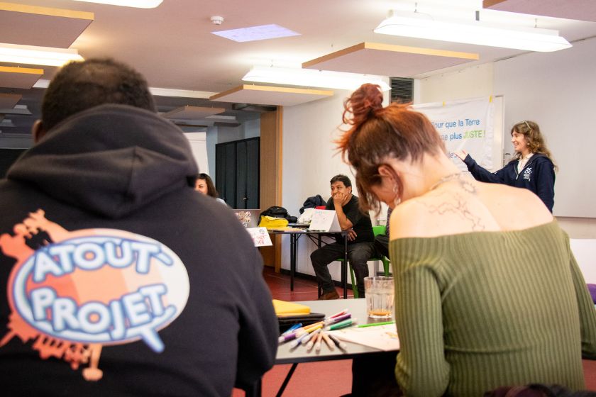 Un duo de dos assis entrain d'écrire