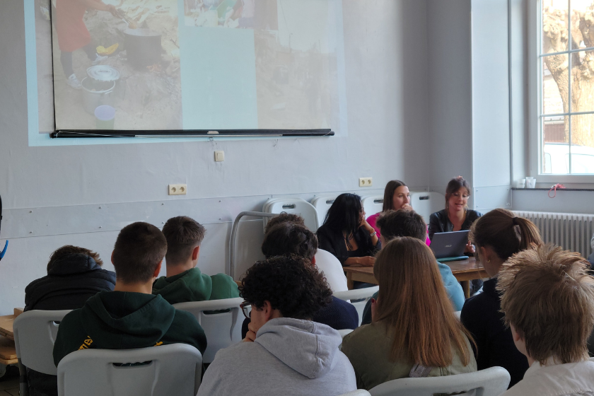 Un groupe d'étudiant dans une classe regardant une image projeté