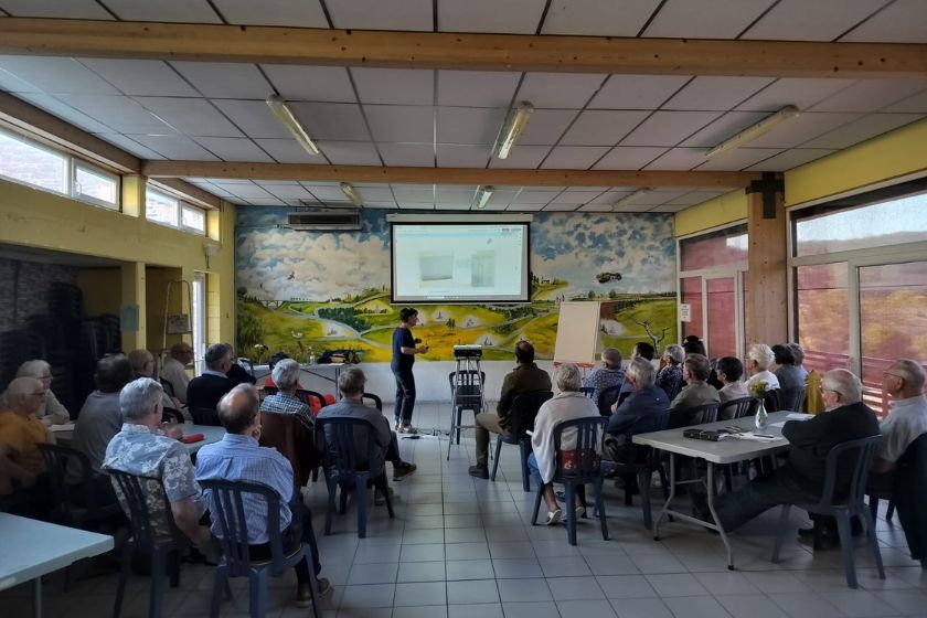 Un grand groupe de personnes assis qui assiste à une présentation