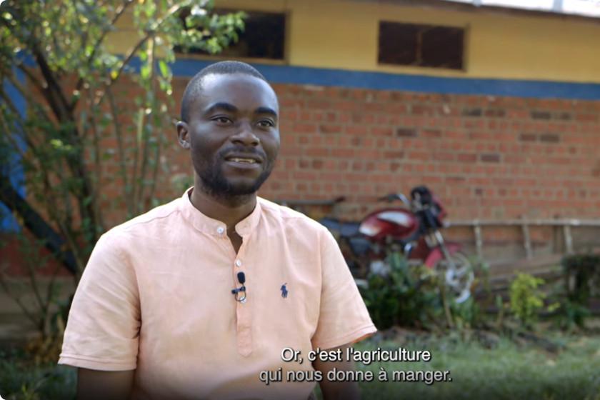 Un homme parle face caméra