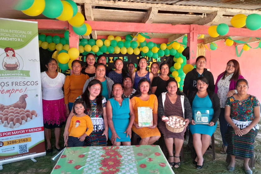 Photo de groupe d'une vingtaine de femmes
