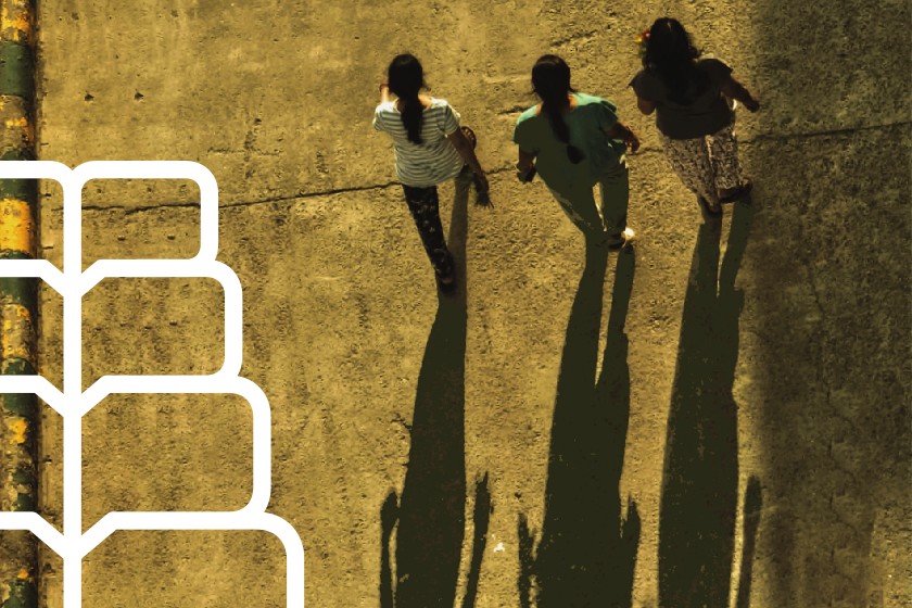 Trois personnes avec leur ombres allongés