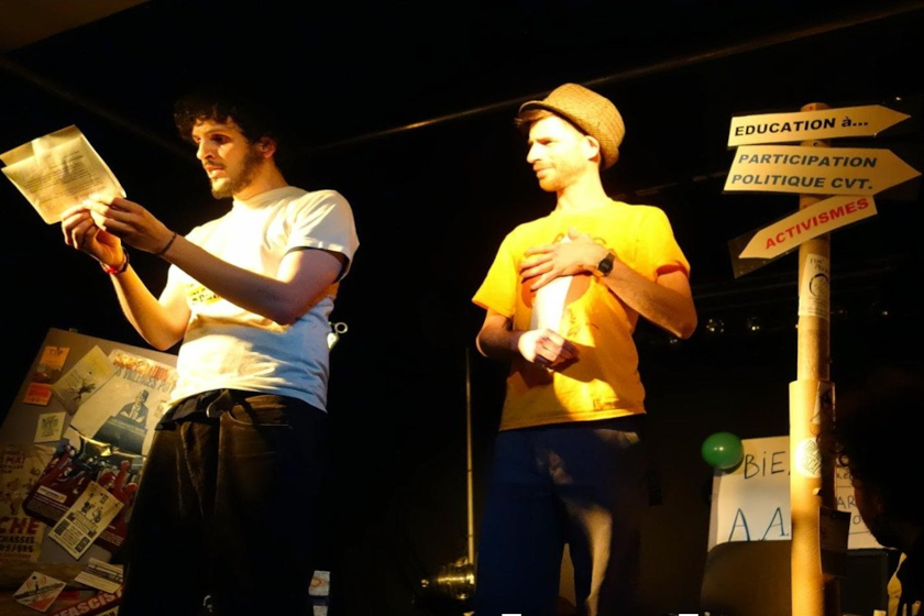 Deux personnes sur une scène