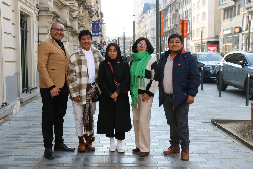 Cinq personnes souriantes face caméra