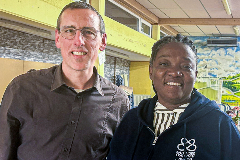 Deux personnes souriantes