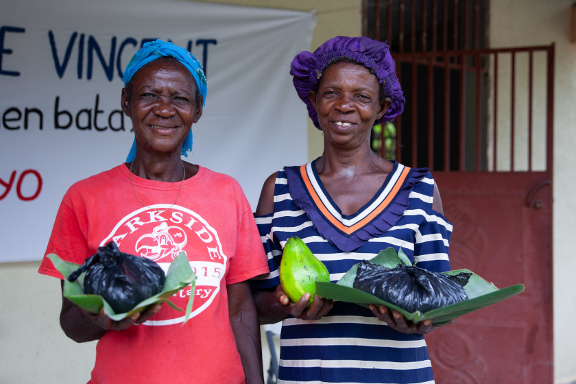 Deux femmes face caméra avec des légumes dans leurs mains