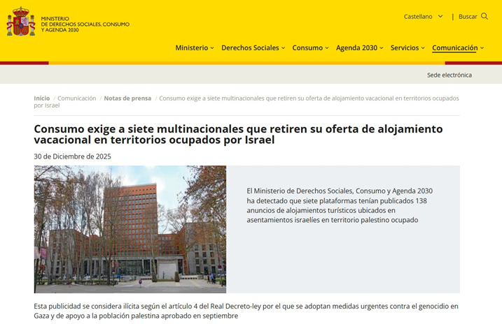 Capture d’écran du site web du Ministerio de Derechos Sociales, Consumo y Agenda 2030 d’Espagne. La page affiche un article de la section “Comunicación / Notas de prensa”, titré : “Consumo exige a siete multinacionales que retiren su oferta de alojamiento vacacional en territorios ocupados por Israel”. La date indiquée est le 30 de diciembre de 2025. Sous le titre, un encadré présente un texte expliquant que le ministère a détecté des annonces de logements touristiques situés dans des implantations en territoire palestinien occupé. Une photographie insérée dans l’article montre un bâtiment en briques rouges entouré d’arbres. La mise en page utilise un en‑tête jaune, un menu horizontal et le logo officiel du ministère dans le coin supérieur gauche. 