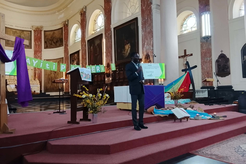 Une personne avec un microphone parle dans une église