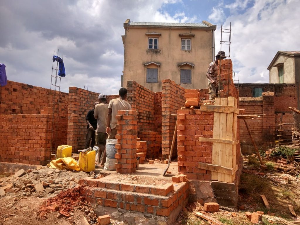 Construction de murs en briques