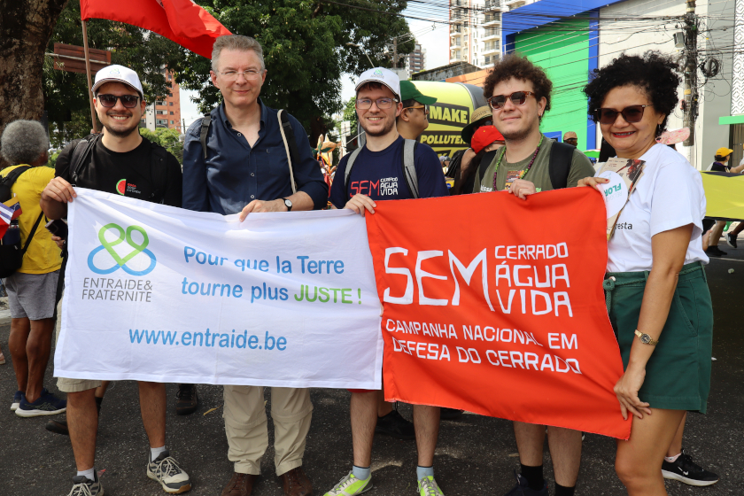 5 personnes tenant une banderole Entraide et Fraternité et une banderole rouge “SEM Cerrado Água e Vida – Campanha Nacional em Defesa do Cerrado”.