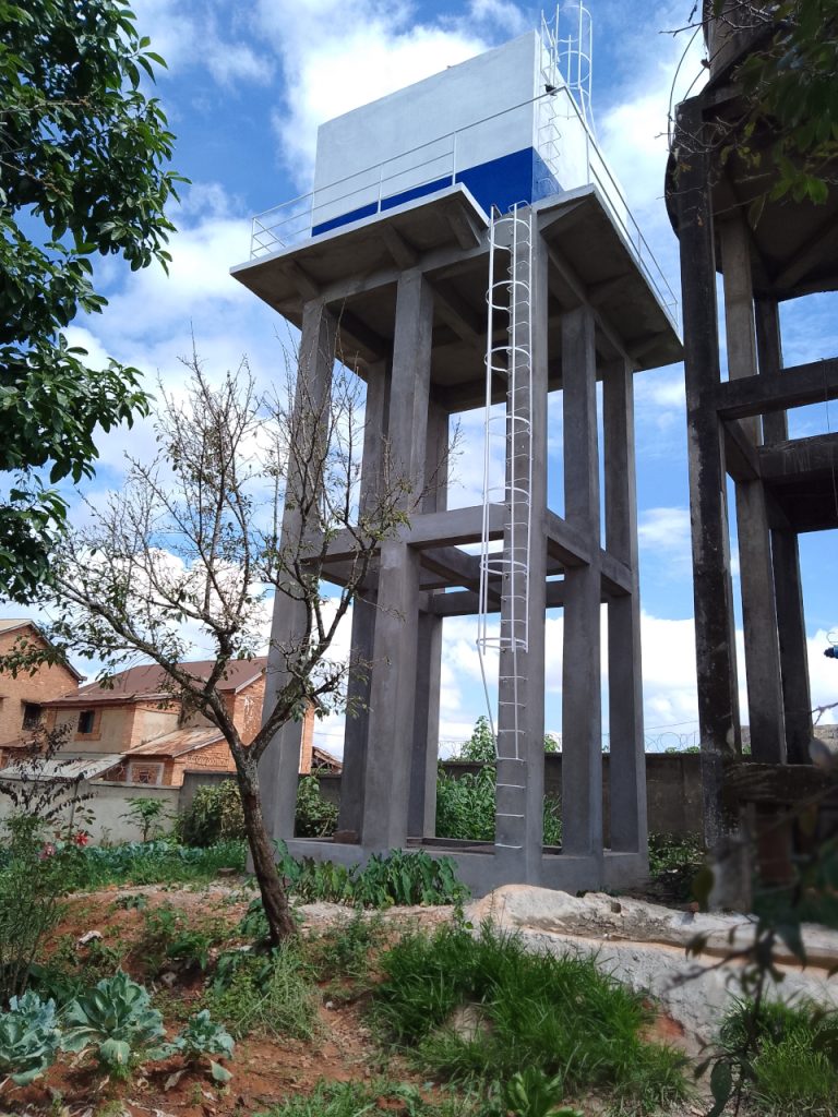 Un chateau d'eau neuve