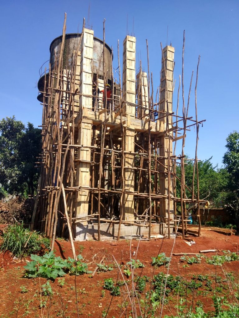 Un chateau d'eau en construction