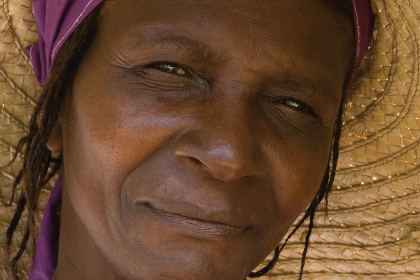 Portrait d'une femme sous un chapeau en paille
