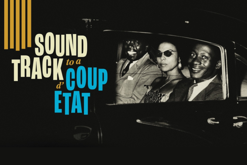 Affiche de film en noir et blanc montrant trois personnes assises dans une voiture, vues de l’extérieur par la portière. À gauche de l’image, sur fond sombre, le titre est affiché en grandes lettres : « SOUNDTRACK to a  COUP D’ÉTAT ». L’ensemble a une esthétique photographique vintage.