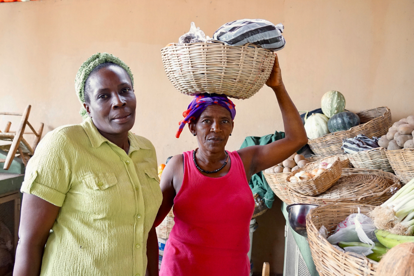 Deux femmes devant des paniers de légumes